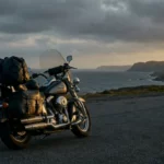Bepackte Harley-Davidson mit Satteltaschen und Hecktasche an der Ostseeküste